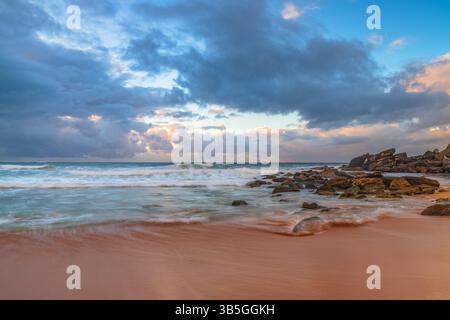 Moody Sunrise Seascape a Killcare Beach sulla costa centrale del nuovo Galles del Sud, Australia. Foto Stock