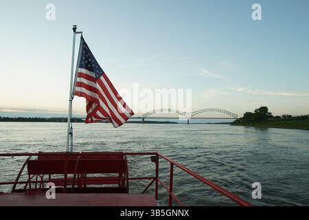18 aprile 2017, Memphis, Tennessee, Stati Uniti: Il ponte Hernando Desoto sul fiume Mississippi a Memphis. Il ponte Hernando de Soto è un ponte ad arco legato che trasporta la Interstate 40 attraverso il fiume Mississippi tra West Memphis, Arkansas, e Memphis. Il paesaggio di sviluppo del centro di Memphis sta crescendo a un ritmo senza precedenti. Progetti come One Beale, lo storico quartiere di Snuff e Tom Lee Park stanno cambiando lo skyline di Bluff CitysÃ. Questa vista dello skyline di Memphis dal fiume Mississippi 7 agosto 2022. (Immagine di credito: © Karen Focht/ZUMA Press Wire) Foto Stock