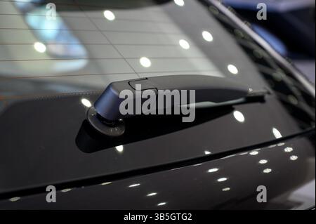 Tergilunotto dell'auto. Primo piano dei tergicristalli posteriori su una vettura nuova. Vista posteriore dell'auto nera con tergilunotto Foto Stock