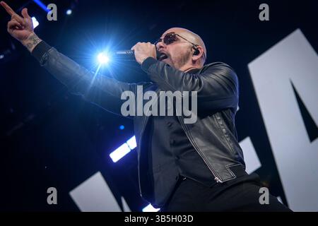 13 agosto 2022, Toronto, Ontario, Canada: Il rapper e cantante americano Armando Christian PÃ©rez, conosciuto professionalmente con il suo nome d'arte Pitbull, si esibisce in uno spettacolo tutto esaurito al Budweiser Stage di Toronto. (Immagine di credito: © Angel Marchini/SOPA Images via ZUMA Press Wire) Foto Stock