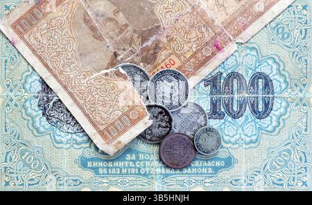 Monete d'argento, monete e banconote dell'URSS. Banconote bulgare scadute. Vecchi soldi scaduti. Leva bulgara e Unione Sovietica kopek russo, kopeck, copeck Foto Stock