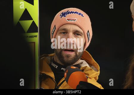 Pius Paschke (SC Kiefersfelden) durante l'intervista dopo la qualificazione per l'evento di apertura del salto con gli sci del 73° Torneo Four Hills di OB Foto Stock