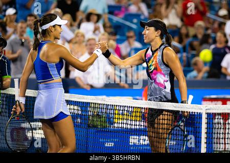 18 agosto 2022, CINCINNATI, STATI UNITI: Emma Raducanu della Gran Bretagna e Jessica Pegula degli Stati Uniti in azione durante il terzo round del torneo di tennis Western & Southern Open WTA 1000 2022 (Credit Image: © Rob Prange/AFP7 via ZUMA Press Wire) Foto Stock