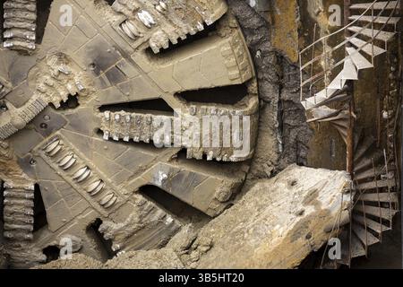 L'elemento della testa anteriore della macchina per la perforazione di tunnel è visibile in una stazione della metropolitana in costruzione Foto Stock