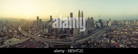 Vista aerea panoramica nel mezzo dello skyline cittadino di Kuala Lumpur, la scena dell'alba al mattino presto, Malesia, Asia Foto Stock