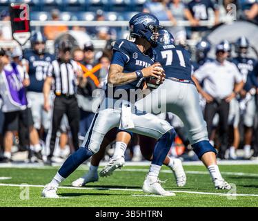 3 settembre 2022 il quarterback di Reno, NV USA Nevada Shane Illingworth (1) cerca il passaggio profondo durante la partita di football NCAA tra Texas State Bobcats e Nevada Wolf Pack. Nevada ha vinto 38-14 al Mackay Stadium di Reno, Nevada Thurman James/CSM (immagine di credito: © Thurman James/CSM tramite ZUMA Press Wire) Foto Stock