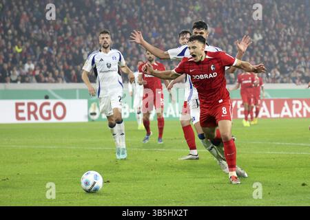 Daniel Elfadli (Hamburger SV / HSV) tira Maximilian Eggestein (SC Freiburg) dai suoi piedi e un calcio di rigore viene assegnato nella partita per la DFB Cup 2 Foto Stock