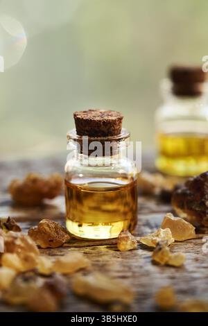 Una bottiglia di incenso olio essenziale e resina Foto Stock