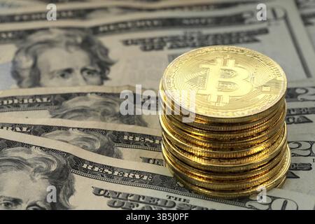 Moneta virtuale di criptovaluta Bitcoin monete d'oro sulla banconota da venti dollari degli Stati Uniti ($20) con i volti del presidente Andrew Jackson Foto Stock