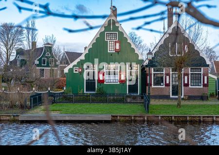 Case tradizionali vicino ad Amsterdam, Paesi Bassi, prese alla fine di una giornata invernale soleggiata senza persone Foto Stock