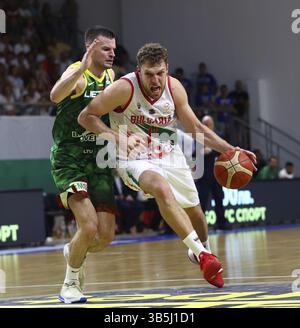 Samokov, Bulgaria - 1 luglio, 2022: Aleksandar Vezenkov (R) dalla Bulgaria è visto in azione durante la FIBA Basketball World Cup 2023 qualificatore europeo Foto Stock