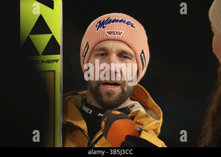 Pius Paschke (SC Kiefersfelden) durante l'intervista dopo la qualificazione per l'evento di apertura del salto con gli sci del 73° Torneo Four Hills di OB Foto Stock