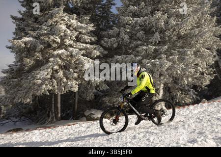 Sofia, Bulgaria - 22 gennaio 2022: Ciclista pedala in discesa durante una gara di mountain bike a Vitosha Foto Stock