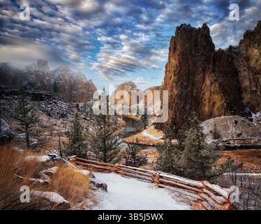 Smith Rock State Park, con il fiume Crooked e l'alba. E la neve cade nell'Oregon Foto Stock