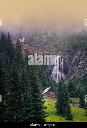 Cabina e cascata. Vicino a Silverton, Colorado Foto Stock
