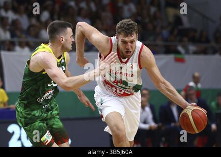 Samokov, Bulgaria - 1 luglio, 2022: Aleksandar Vezenkov (R) dalla Bulgaria è visto in azione durante la FIBA Basketball World Cup 2023 qualificatore europeo Foto Stock