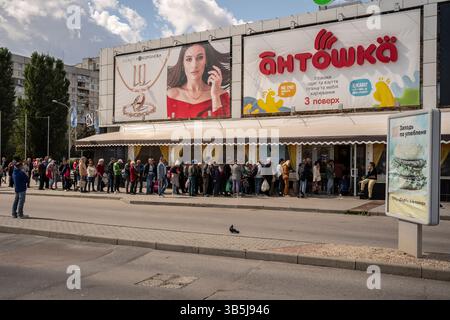 5 settembre 2022, Charkiv, Ucraina: Persone colpite dalla coda di guerra per il pranzo gratuito in una struttura gestita da Myrne Nebo, che si traduce in ''cielo pacifico'' a Charkiv, Ucraina il 5 settembre 2022. L'organizzazione benefica offre pasti gratuiti nella città di Charkiv, nonché pasti consegnati e merci non deperibili per i villaggi vicini alla prima linea della guerra Russia-Ucraina nella regione di Charkiv. (Immagine di credito: © David Ryder/ZUMA Press Wire) Foto Stock