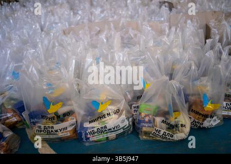 5 settembre 2022, Charkiv, Ucraina: Sacchi di donazioni di cibo non deperibili per le persone colpite dalla guerra sono visti in una struttura gestita da Myrne Nebo, che si traduce in ''cielo pacifico'' a Charkiv, Ucraina, il 5 settembre 2022. L'organizzazione benefica offre pasti gratuiti nella città di Charkiv, nonché pasti consegnati e merci non deperibili per i villaggi vicini alla prima linea della guerra Russia-Ucraina nella regione di Charkiv. (Immagine di credito: © David Ryder/ZUMA Press Wire) Foto Stock