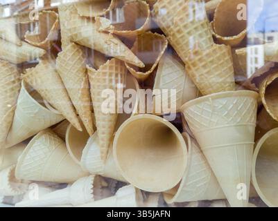 Una pila di coni per gelato con waffle vuoti Foto Stock