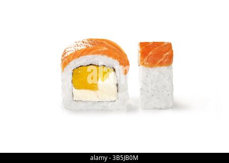 Due sushi roll philadelphia uramaki, uno tagliato a metà mostrando gli ingredienti, su sfondo bianco Foto Stock