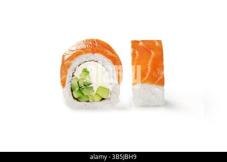 Due involtini di sushi philadelphia uramaki, uno tagliato a metà che mostra il ripieno di salmone, cetriolo e formaggio spalmabile, isolati su bianco Foto Stock