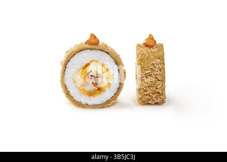 Il sushi roll caldo tempura si trova su uno sfondo bianco, pronto per essere servito Foto Stock