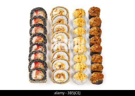 Quattro diversi tipi di sushi panini cotti sono disposti in file su sfondo bianco, creando un'appetitosa e visivamente accattivante esposizione Foto Stock