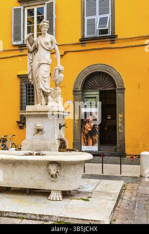 Statua e fontana Fontana della Pupporona in Piazza San Salvatore, centro storico, Lucca, Toscana, Italia, Europa Foto Stock