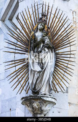 Maria con Gesù bambino sulla facciata della chiesa di San Michele in foro, centro storico, Lucca, Toscana, Italia, Europa Foto Stock