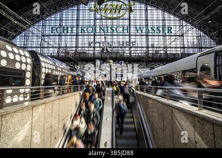 Stazione centrale di Colonia, scale mobili da e per il binario, passeggeri in attesa del treno, Colonia, Renania settentrionale-Vestfalia, Germania, Europa Foto Stock