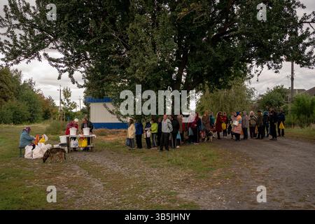 6 settembre 2022, Charkiv, Ucraina: Gli abitanti del villaggio aspettano di ricevere aiuti alimentari durante una consegna da parte dell'organizzazione umanitaria Myrne Nebo in un villaggio in prima linea vicino a Charkiv, Ucraina, il 6 settembre 2022. La guerra Russia-Ucraina continua a influenzare la sicurezza alimentare nella regione di Charkiv e in altre aree di prima linea. (Immagine di credito: © David Ryder/ZUMA Press Wire) Foto Stock
