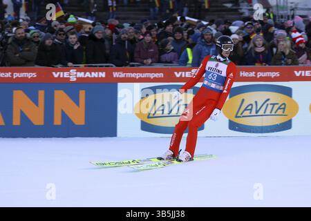 Gregor Deschwanden (Svizzera/sui) alla qualifica per il salto con gli sci di Capodanno del 73° Torneo Four Hills di Garmisch-Partenkirchen Foto Stock