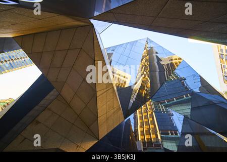 Edificio dal moderno design poligonale con vista del cielo blu Foto Stock