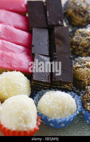 Colorati e deliziosi piatti fatti in casa Torte di piccole dimensioni disposte sulla lastra di vetro per la celebrazione del santo giorno Foto Stock