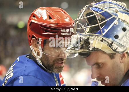 Si allargano la testa: Daryl Boyle (SERC Wild Wings) e portiere/netminder) Joacim Eriksson (SERC Wild Wings) si divertono Foto Stock