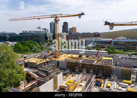Berlino, Germania. 2 maggio 2025. Il sito di costruzione del Museo del XX secolo della Galleria Nazionale presso il Kulturforum sullo sfondo del Sony Center e dei grattacieli di Potsdamer Platz. Secondo i piani degli architetti svizzeri Herzog & de Meuron, il museo è in costruzione sul sito tra la Neue Nationalgalerie e la Philharmonie. Oltre a circa 9.000 metri quadrati di spazio espositivo, sono state create aree per l'educazione e la mediazione, gastronomia, restauro, depositi, foyer e due viali. Credito: Soeren Stache/dpa/Alamy Live News Foto Stock