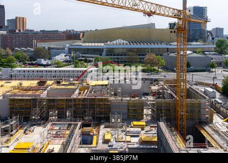 2 maggio 2025, Berlino: Il sito di costruzione del Museo del XX secolo della Galleria Nazionale presso il Kulturforum sullo sfondo dei grattacieli di Potsdamer Platz e della Biblioteca di Stato di Potsdamer Strasse. Secondo i piani degli architetti svizzeri Herzog & de Meuron, il museo è in costruzione sul sito tra la Neue Nationalgalerie e la Philharmonie. Oltre a circa 9.000 metri quadrati di spazio espositivo, saranno creati anche spazi per l'educazione e la mediazione, gastronomia, restauro, depositi, foyer e due viali. Foto: Soeren Stache/dpa Foto Stock