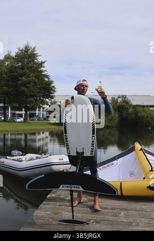 Kitesurfer Ben Beholz offre corsi di degustazione sul lago fieristico ed esegue spettacoli pompa e alare la 63a fiera Interboot 2024 a p. Foto Stock