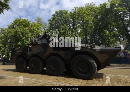 Sofia, Bulgaria - 6 maggio 2023: Il veicolo da combattimento italiano 8x8 Wheeled Infantry Freccia IFV viene visto durante la parata militare che segna l'Esercito bulgaro Foto Stock
