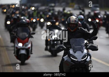 Sofia, Bulgaria - 25 marzo 2023: I motociclisti guidano motociclette per le strade di Sofia durante l'evento di apertura della stagione Foto Stock