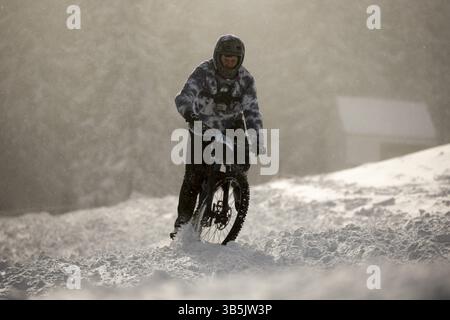 Sofia, Bulgaria - 22 gennaio 2022: Ciclista pedala in discesa durante una gara di mountain bike a Vitosha Foto Stock