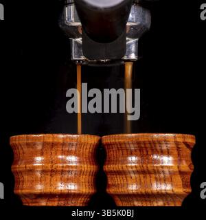 I caffè vengono preparati in piccole tazze di legno con una macchina da caffè Foto Stock