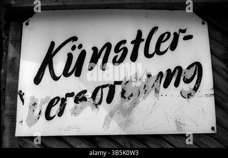 Germania, Berlino, 25 aprile 1992, Kuenstlerversorgung, teatro all'aperto a Volkspark Friedrichshain, Europa Foto Stock