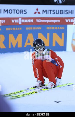 Gregor Deschwanden (Svizzera/sui) alla qualifica per il salto con gli sci di Capodanno del 73° Torneo Four Hills di Garmisch-Partenkirchen Foto Stock