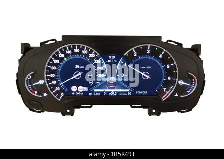 Cruscotto e display digitale di un'auto moderna, chilometraggio, consumo di carburante, tachimetro. Nuovi indicatori luminosi colorati isolati su uno sfondo bianco Foto Stock