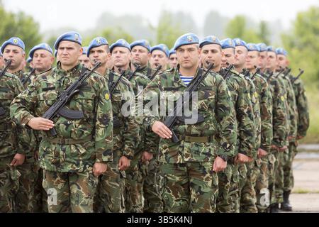 Sofia, Bulgaria - 4 maggio 2016: I soldati dell'esercito bulgaro si stanno preparando per una parata per la giornata dell'esercito in uniforme con i Kalashnikov AK 47 Foto Stock