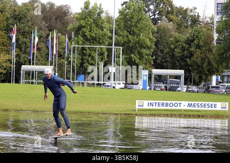 Kitesurfer Ben Beholz offre corsi di degustazione sul lago espositivo ed esegue spettacoli la 63a fiera Interboot 2024 a Friedrichshafen è aperta Foto Stock