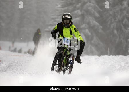 Sofia, Bulgaria - 22 gennaio 2022: Ciclista pedala in discesa durante una gara di mountain bike a Vitosha Foto Stock