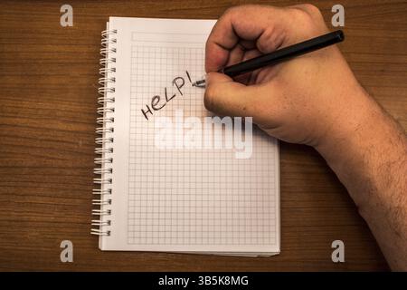 Mano con matita e notebook. La guida è scritto sulla carta Foto Stock