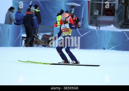 Downswing: Pius Paschke (SC Kiefersfelden) durante la qualificazione per il salto con gli sci di Capodanno del 73° Torneo Four Hills di Garmisch-parte Foto Stock